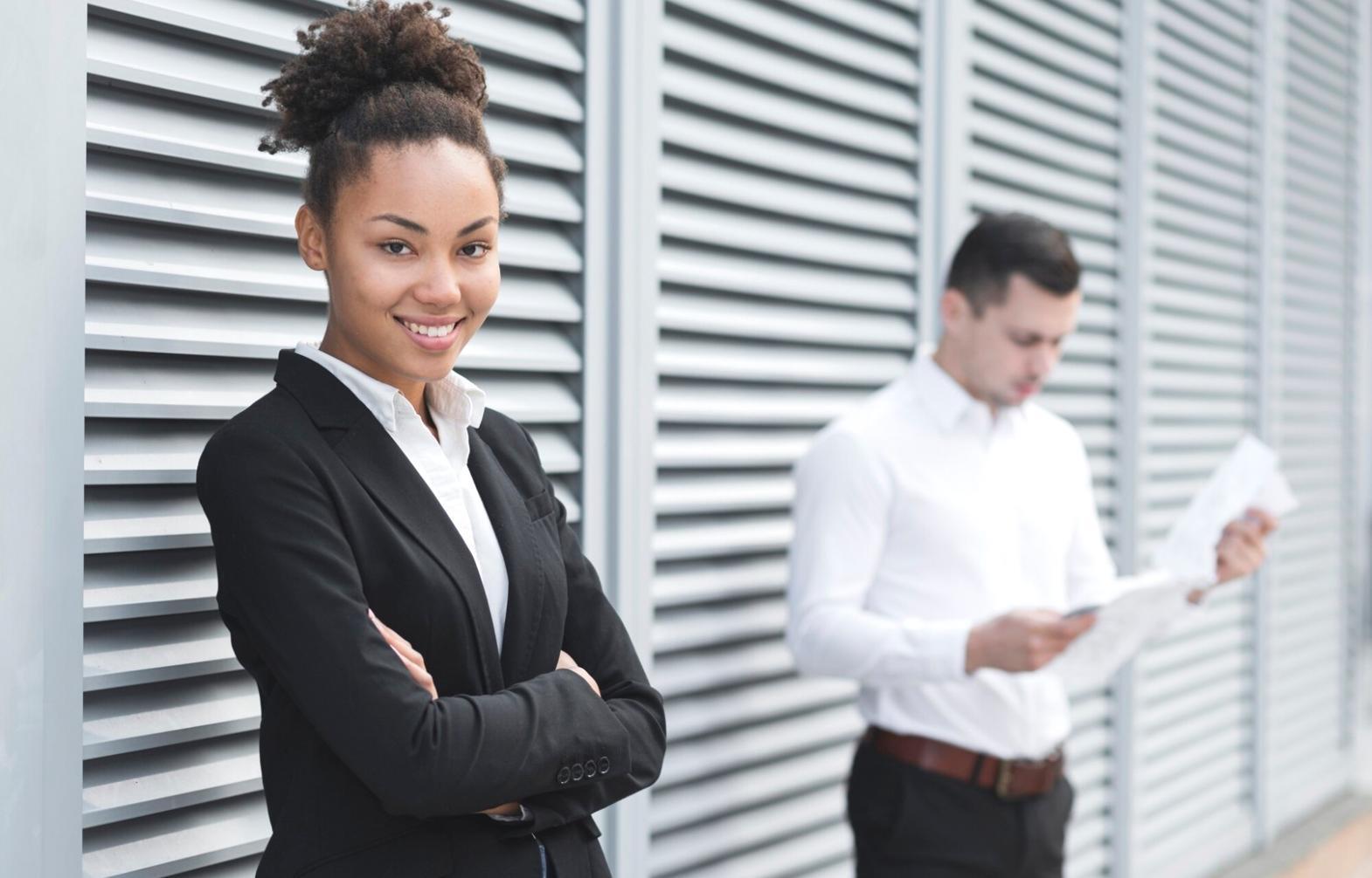 Arbeitsplatz mit Finanzunterlagen und strukturierter Planung
